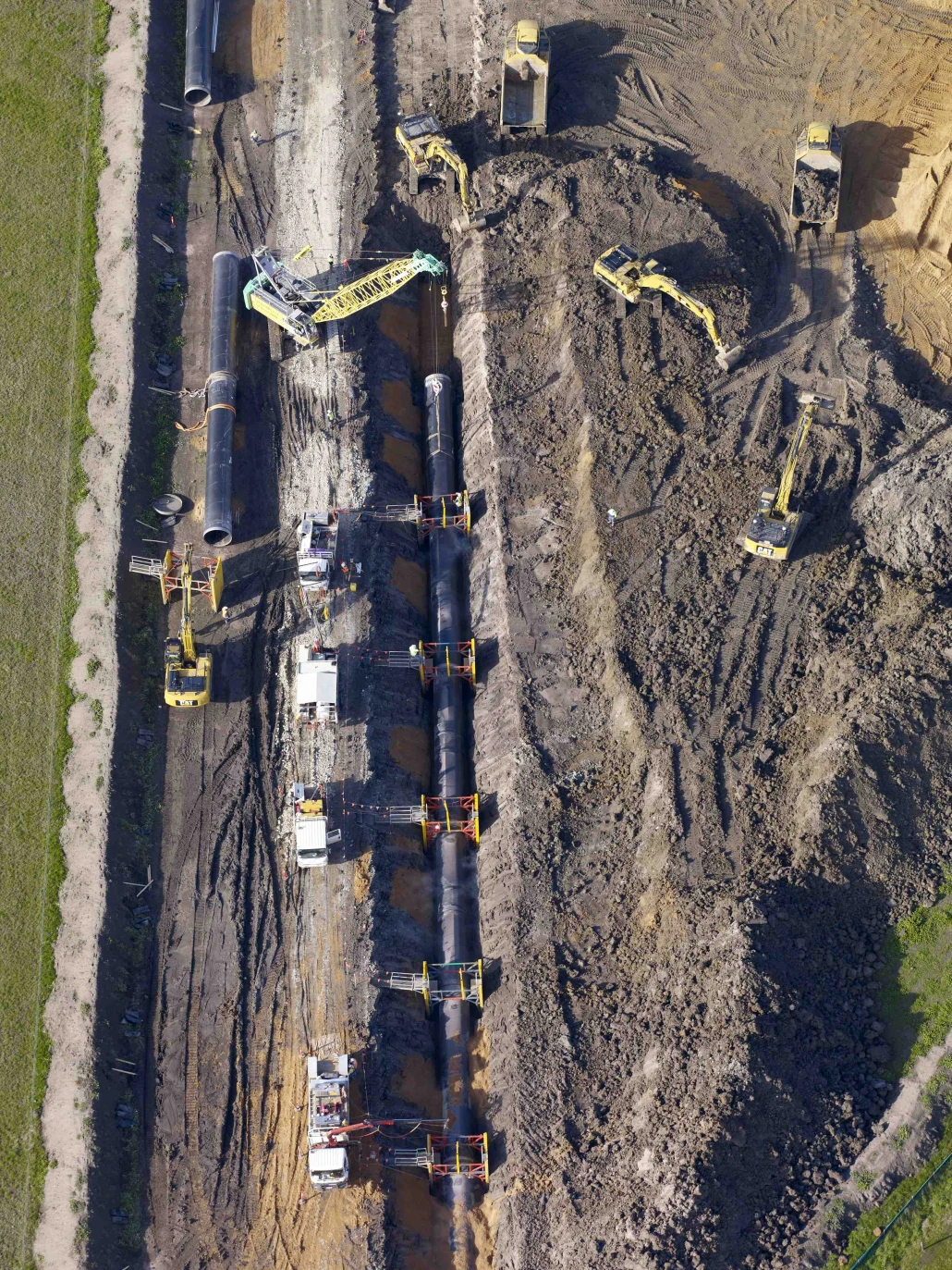 7 June 2010 - pipe laying