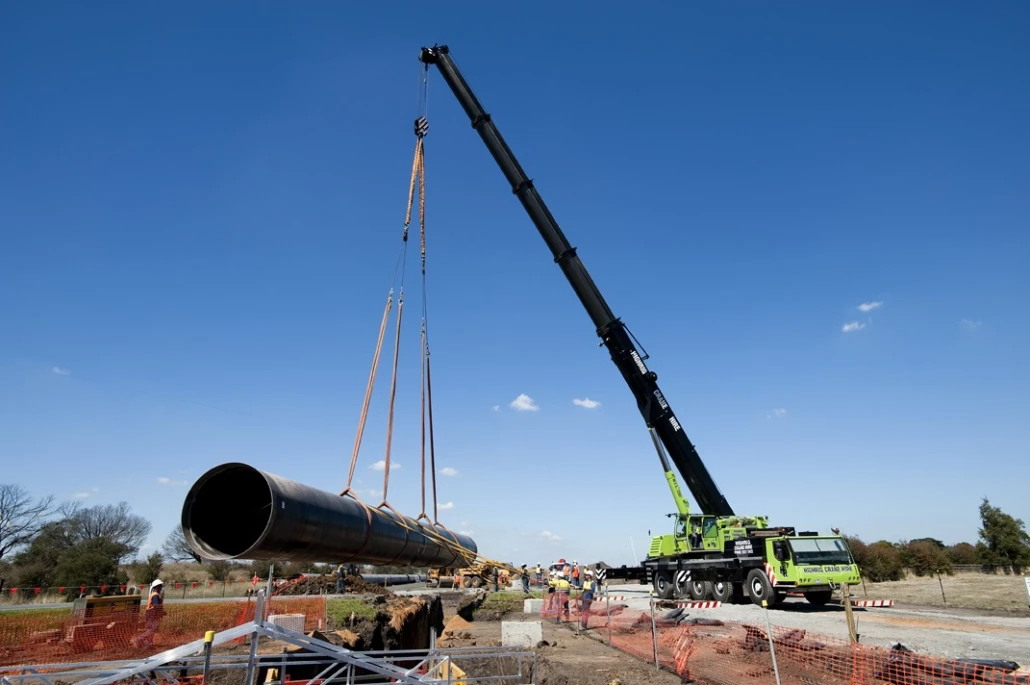 3 March 2010 - pipeline, Cardinia Road crossing