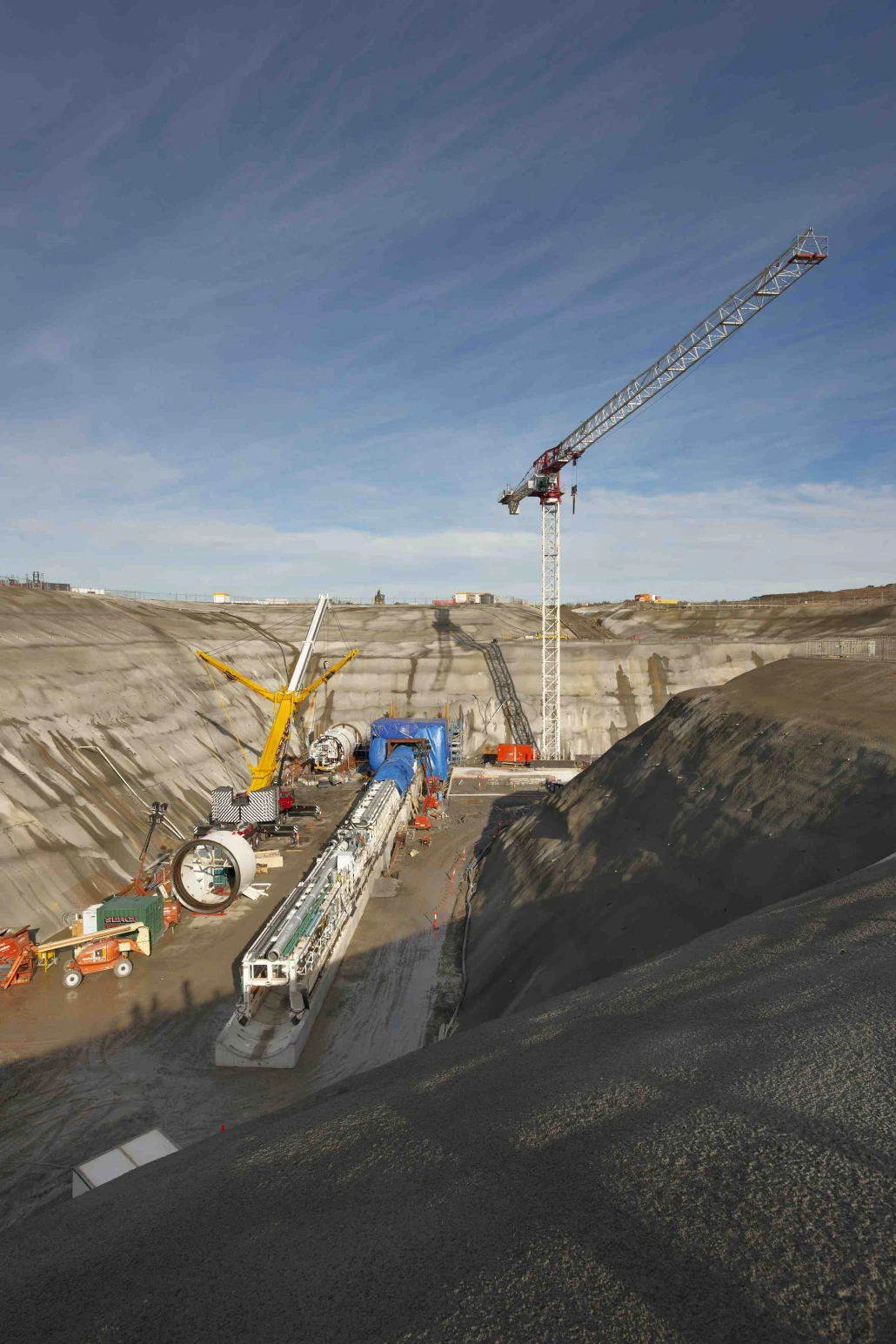 1 June 2010 - tunnel boring machine components arrive at the box cut