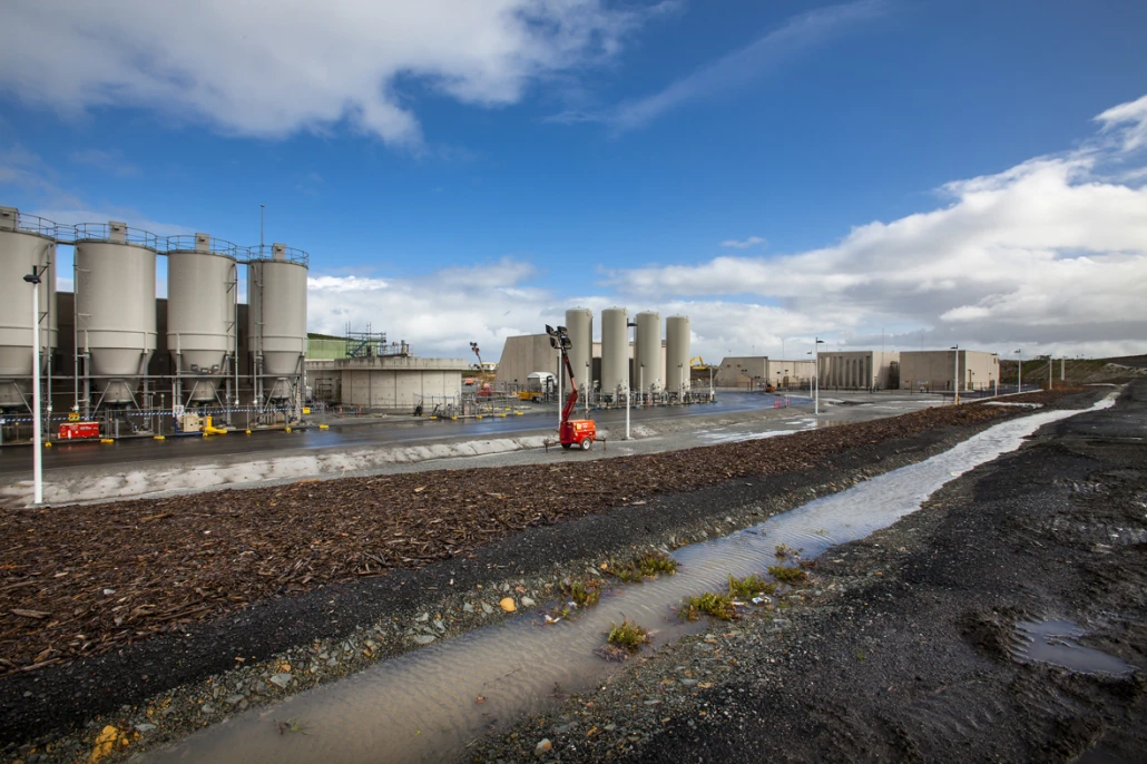 TDJV-PHOT-HPCM-B7505 Potabilisation buildings and electrical substation in background